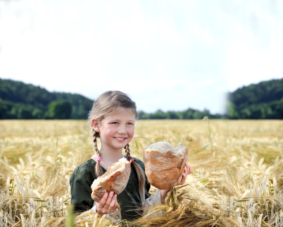 Mädchen mit Brot